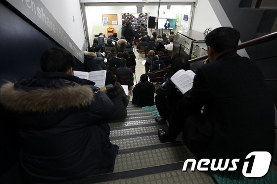 Choáng váng với cảnh phụ huynh Hàn Quốc ngồi la liệt ngoài cầu thang để nghe bí kíp thi đỗ đại học cho con - Ảnh 1.