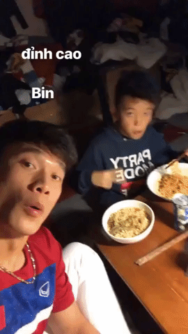 Bùi Tiến Dũng thảnh thơi ăn mỳ tôm giữa tâm bão tin đồn chuyển nhượng