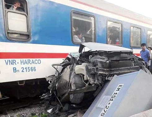 Cố t&igrave;nh vượt g&aacute;c chắn, xe &ocirc; t&ocirc; bị t&agrave;u đ&acirc;m bẹp d&uacute;m, t&agrave;i xế may mắn tho&aacute;t th&acirc;n - Ảnh 1.