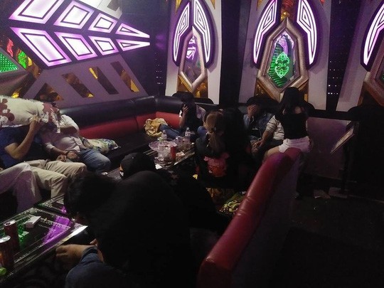 Hơn 40 nam nữ th&aacute;c loạn trong qu&aacute;n karaoke ở Bi&ecirc;n H&ograve;a - Ảnh 1.