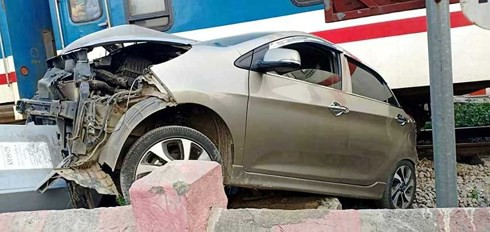 Cố t&igrave;nh vượt g&aacute;c chắn, xe &ocirc; t&ocirc; bị t&agrave;u đ&acirc;m bẹp d&uacute;m, t&agrave;i xế may mắn tho&aacute;t th&acirc;n - Ảnh 2.