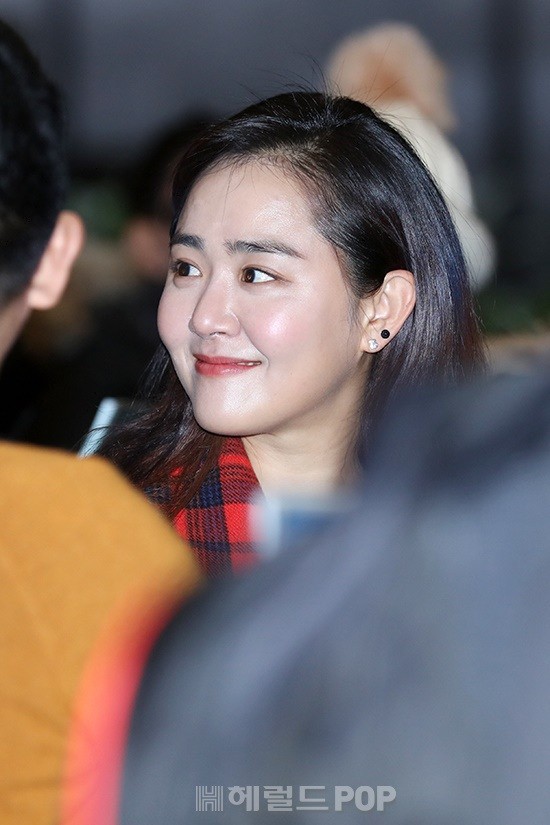 Dàn mỹ nhân Hàn đổ bộ sân bay: Moon Geun Young lột xác sau khi bị chê già nua, Black Pink đổi style dễ thương - Ảnh 2.