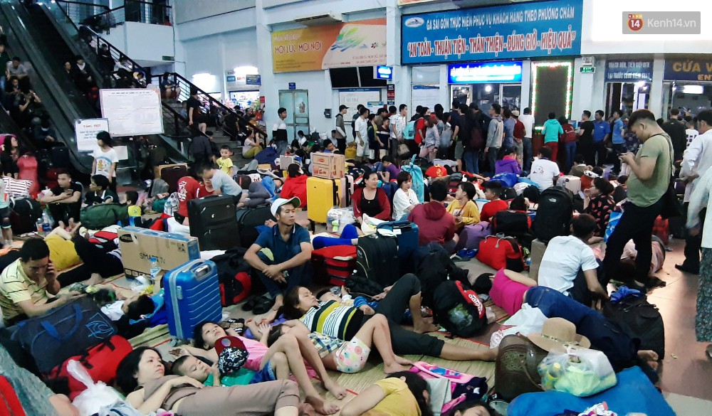 Hàng ngàn người trắng đêm ở ga Sài Gòn, mệt mỏi nằm la liệt chờ tàu về quê đón Tết - Ảnh 2. Hàng ngàn người trắng đêm ở ga Sài Gòn, mệt mỏi nằm la liệt chờ tàu về quê đón Tết - Ảnh 2.