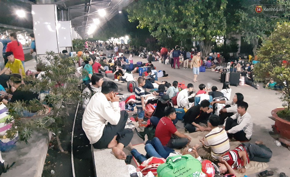 Hàng ngàn người trắng đêm ở ga Sài Gòn, mệt mỏi nằm la liệt chờ tàu về quê đón Tết - Ảnh 8. Hàng ngàn người trắng đêm ở ga Sài Gòn, mệt mỏi nằm la liệt chờ tàu về quê đón Tết - Ảnh 8.