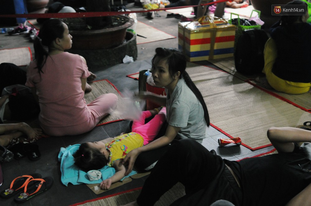 Hàng ngàn người trắng đêm ở ga Sài Gòn, mệt mỏi nằm la liệt chờ tàu về quê đón Tết - Ảnh 5. Hàng ngàn người trắng đêm ở ga Sài Gòn, mệt mỏi nằm la liệt chờ tàu về quê đón Tết - Ảnh 5.