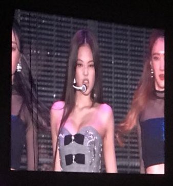 Mới 23 tuổi, Jennie (Black Pink) đã khiến dân tình ngộp thở vì o ép vòng 1 khủng đến độ như muốn trào ra ngoài - Ảnh 9.