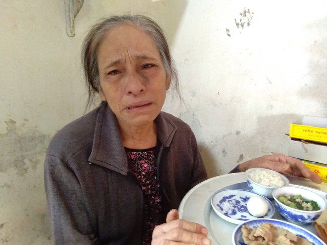 Chồng bị mù cả hai mắt, con trai duy nhất qua đời vì tai nạn giao thông, người phụ nữ chỉ biết chắp tay kêu trời - Ảnh 2.
