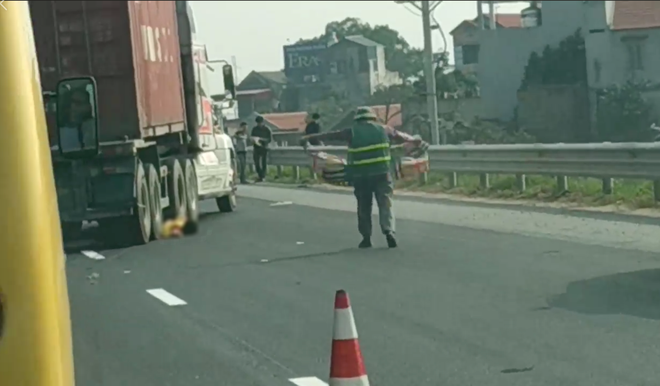 Hà Nội: Căng dây phân làn đường trên cao tốc, nam công nhân bị xe container tông tử vong - Ảnh 1.