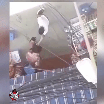 Clip g&acirc;y x&ocirc;n xao: Nghi ngờ vợ ngoại t&igrave;nh, chồng t&uacute;m t&oacute;c cầm dao đe dọa mặc vợ &ocirc;m theo con nhỏ đang kh&oacute;c th&eacute;t - Ảnh 2.