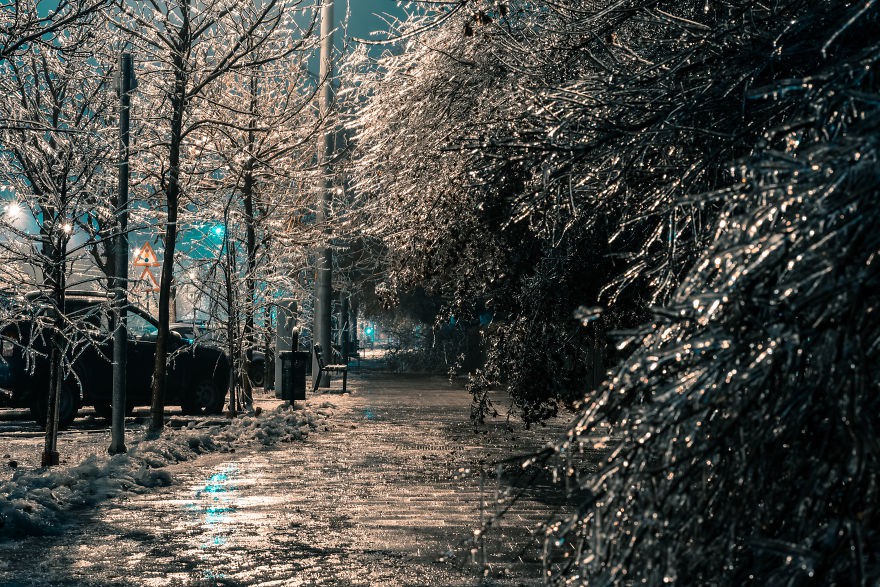 Sau một trận mưa băng giá, thành phố Bucharest bỗng biến thành phim kinh dị hậu tận thế Photo-1-15487318864581055491159