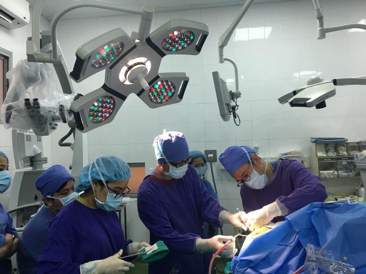 Lần đầu tiên mổ thức tỉnh tại Việt Nam, bệnh nhân vừa phẫu thuật u não vừa... hát quốc ca trên bàn mổ - Ảnh 1. Lần đầu tiên mổ thức tỉnh tại Việt Nam, bệnh nhân vừa phẫu thuật u não vừa... hát quốc ca trên bàn mổ - Ảnh 1.