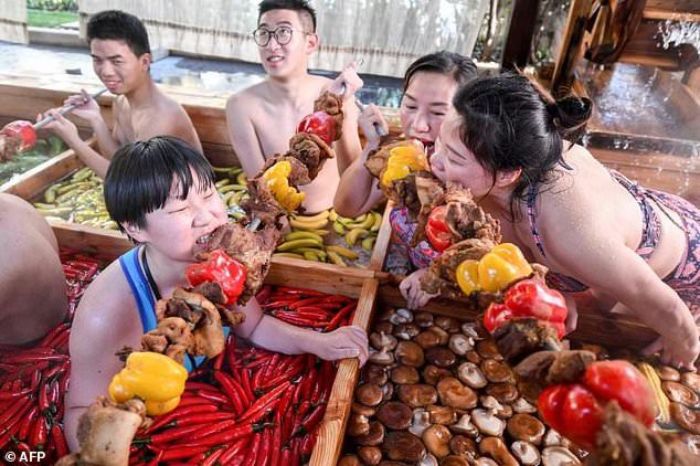 Khám phá 'lẩu người' hút du khách tại Trung Quốc (+video) Photo-1-1548766067824900494810