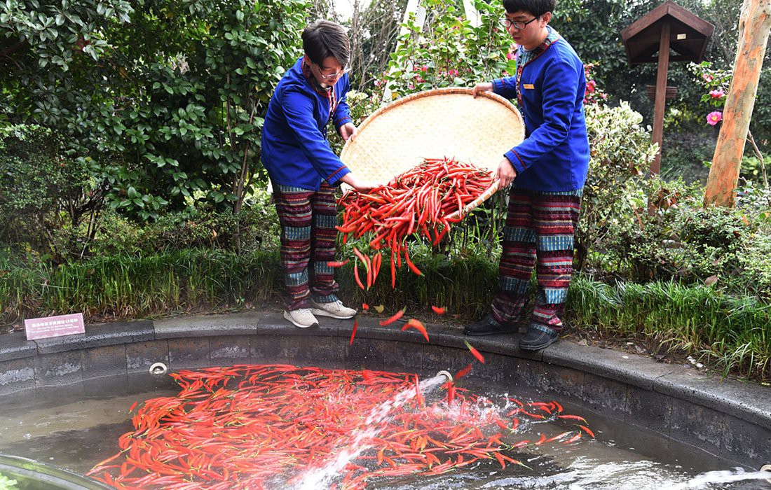 Khám phá 'lẩu người' hút du khách tại Trung Quốc (+video) Photo-5-15487660678311160025155