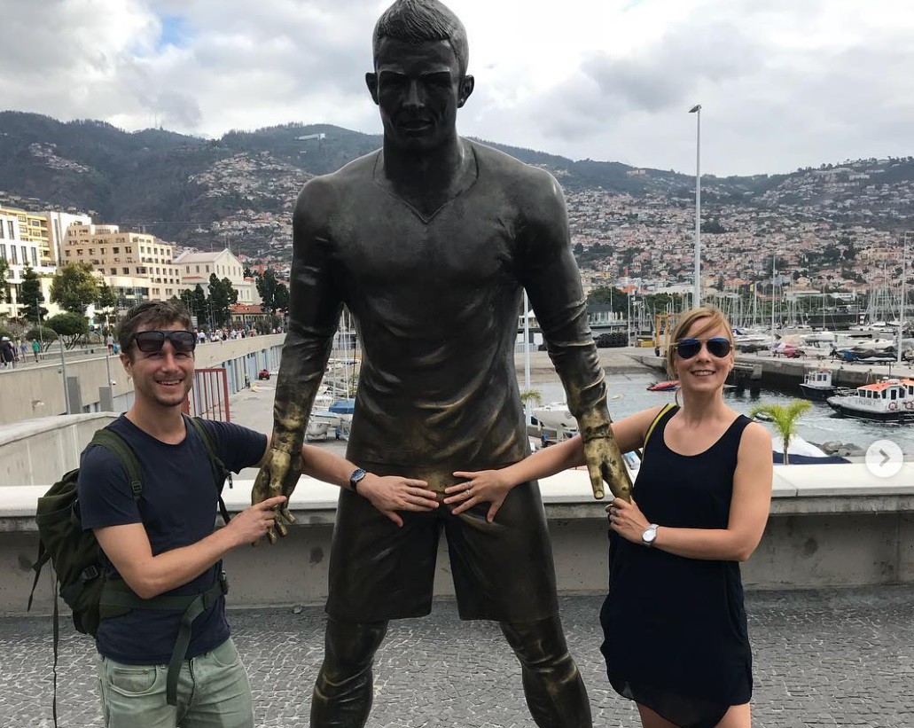 Cậu nhỏ trên tượng Ronaldo bị sờ, bóp đến nỗi nhẵn bóng cả ra - Ảnh 1. Cậu nhỏ trên tượng Ronaldo bị sờ, bóp đến nỗi nhẵn bóng cả ra - Ảnh 1.