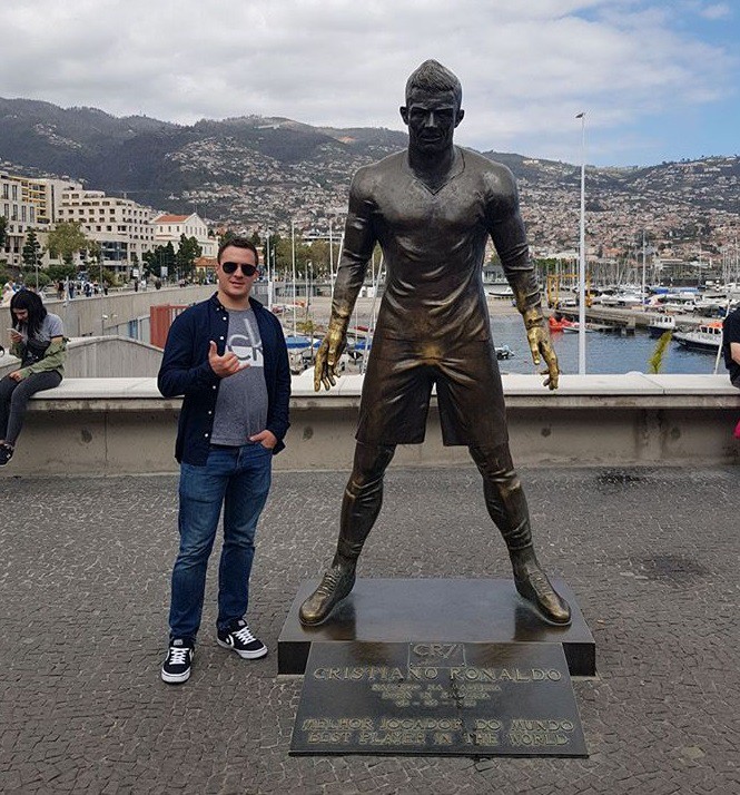 Cậu nhỏ trên tượng Ronaldo bị sờ, bóp đến nỗi nhẵn bóng cả ra - Ảnh 5. Cậu nhỏ trên tượng Ronaldo bị sờ, bóp đến nỗi nhẵn bóng cả ra - Ảnh 5.