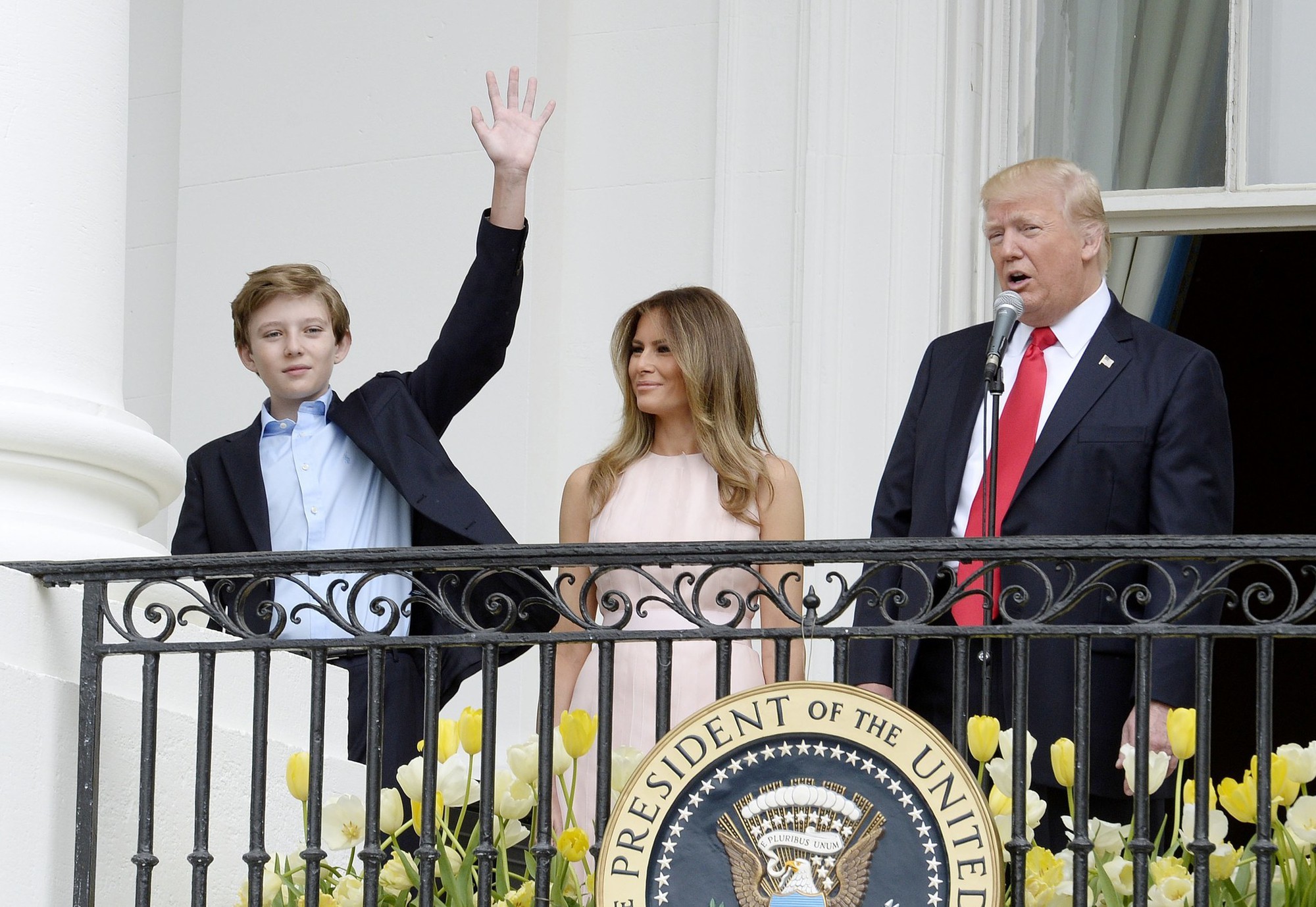 Hiếm hoi lắm bà Trump mới đăng ảnh selfie nhưng cư dân mạng chỉ chú ý đến một nhân vật bí ẩn - Ảnh 2. Hiếm hoi lắm bà Trump mới đăng ảnh selfie nhưng cư dân mạng chỉ chú ý đến một nhân vật bí ẩn - Ảnh 2.