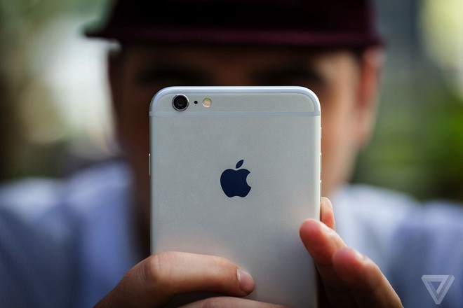 Apple nói chính chi phí thay pin rẻ đã làm doanh số iPhone suy giảm - Ảnh 1.