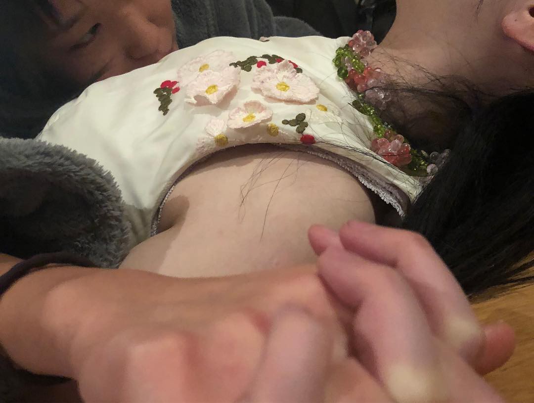 Mừng tiệc năm mới như Sulli: Mời bạn đến uống rượu, chụp hình vén váy, ôm ấp trong tư thế nhạy cảm - Ảnh 16. Mừng tiệc năm mới như Sulli: Mời bạn đến uống rượu, chụp hình vén váy, ôm ấp trong tư thế nhạy cảm - Ảnh 16.