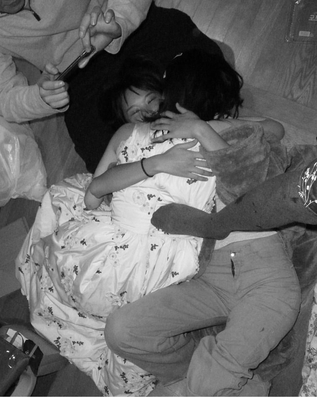 Mừng tiệc năm mới như Sulli: Mời bạn đến uống rượu, chụp hình vén váy, ôm ấp trong tư thế nhạy cảm - Ảnh 8. Mừng tiệc năm mới như Sulli: Mời bạn đến uống rượu, chụp hình vén váy, ôm ấp trong tư thế nhạy cảm - Ảnh 8.