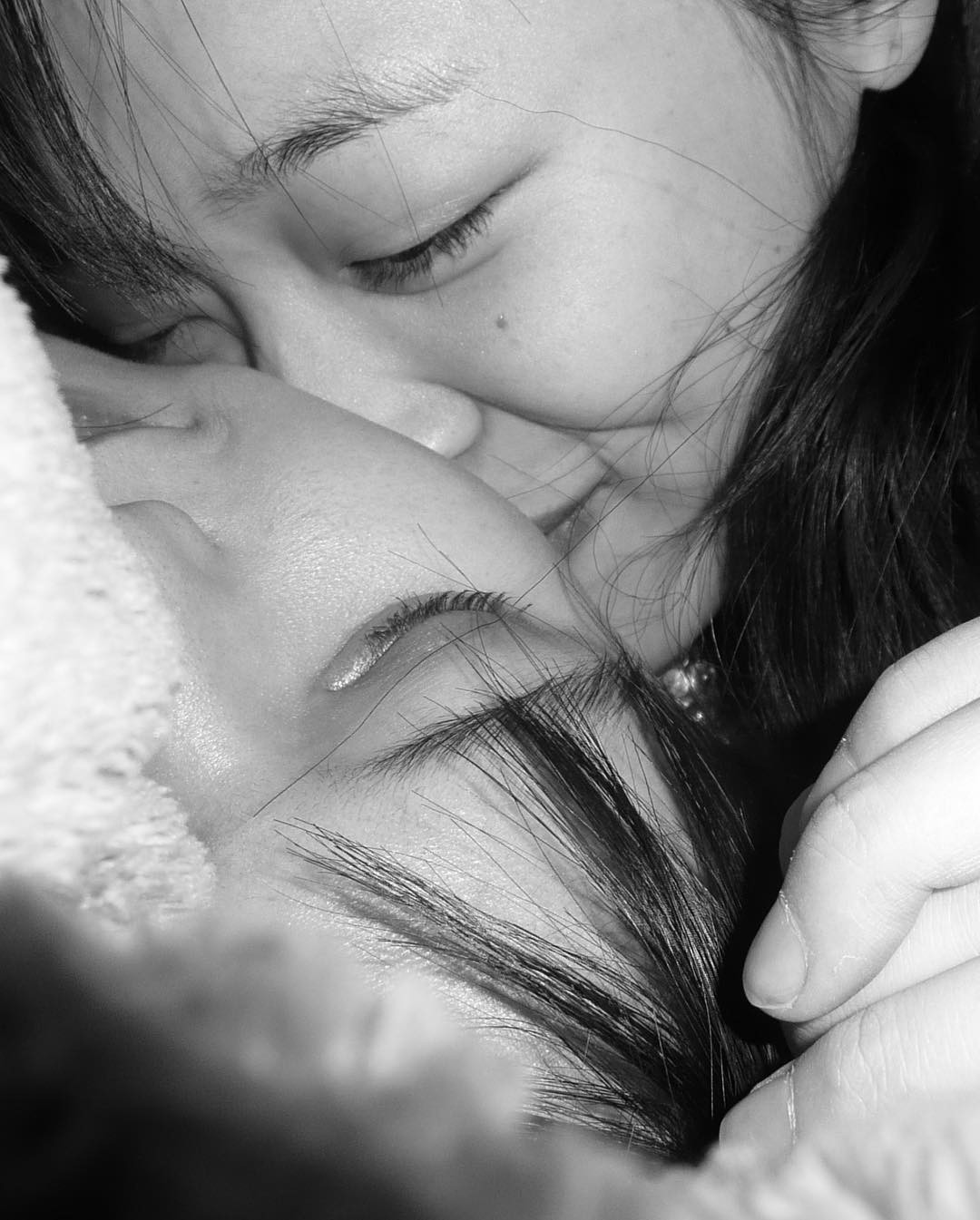 Mừng tiệc năm mới như Sulli: Mời bạn đến uống rượu, chụp hình vén váy, ôm ấp trong tư thế nhạy cảm - Ảnh 12. Mừng tiệc năm mới như Sulli: Mời bạn đến uống rượu, chụp hình vén váy, ôm ấp trong tư thế nhạy cảm - Ảnh 12.
