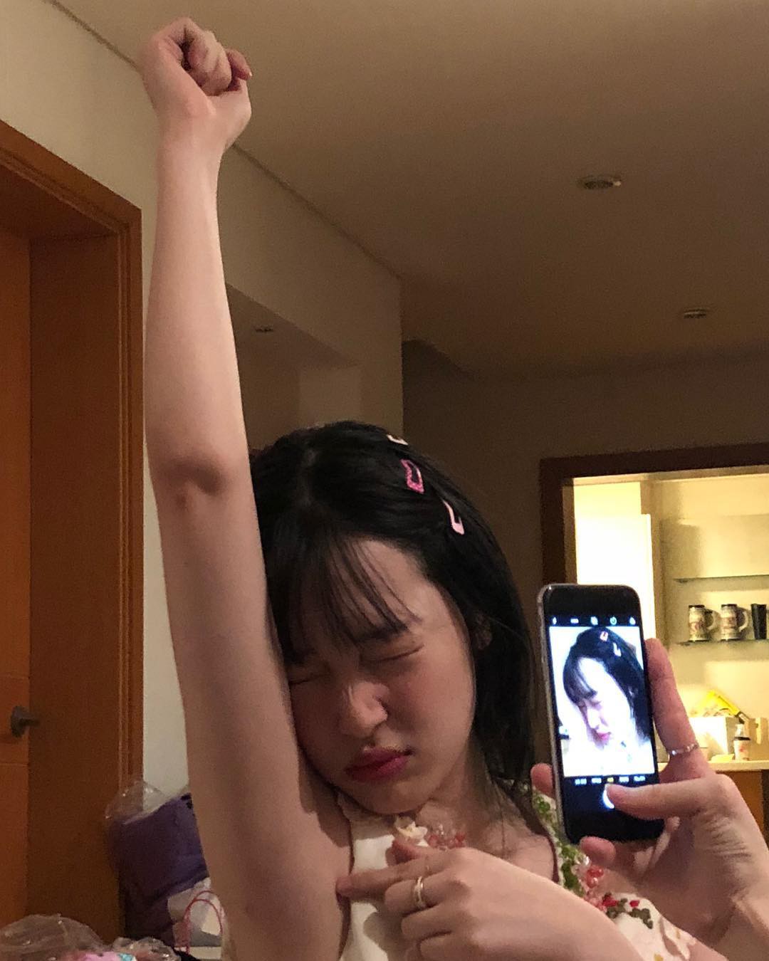 Mừng tiệc năm mới như Sulli: Mời bạn đến uống rượu, chụp hình vén váy, ôm ấp trong tư thế nhạy cảm - Ảnh 7. Mừng tiệc năm mới như Sulli: Mời bạn đến uống rượu, chụp hình vén váy, ôm ấp trong tư thế nhạy cảm - Ảnh 7.