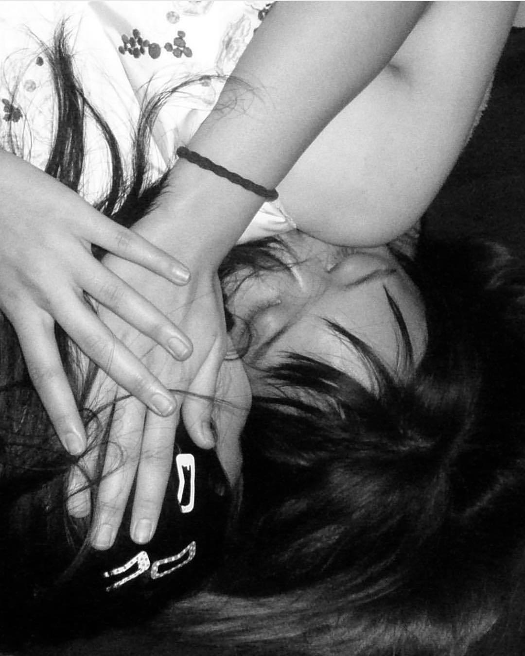 Mừng tiệc năm mới như Sulli: Mời bạn đến uống rượu, chụp hình vén váy, ôm ấp trong tư thế nhạy cảm - Ảnh 11. Mừng tiệc năm mới như Sulli: Mời bạn đến uống rượu, chụp hình vén váy, ôm ấp trong tư thế nhạy cảm - Ảnh 11.