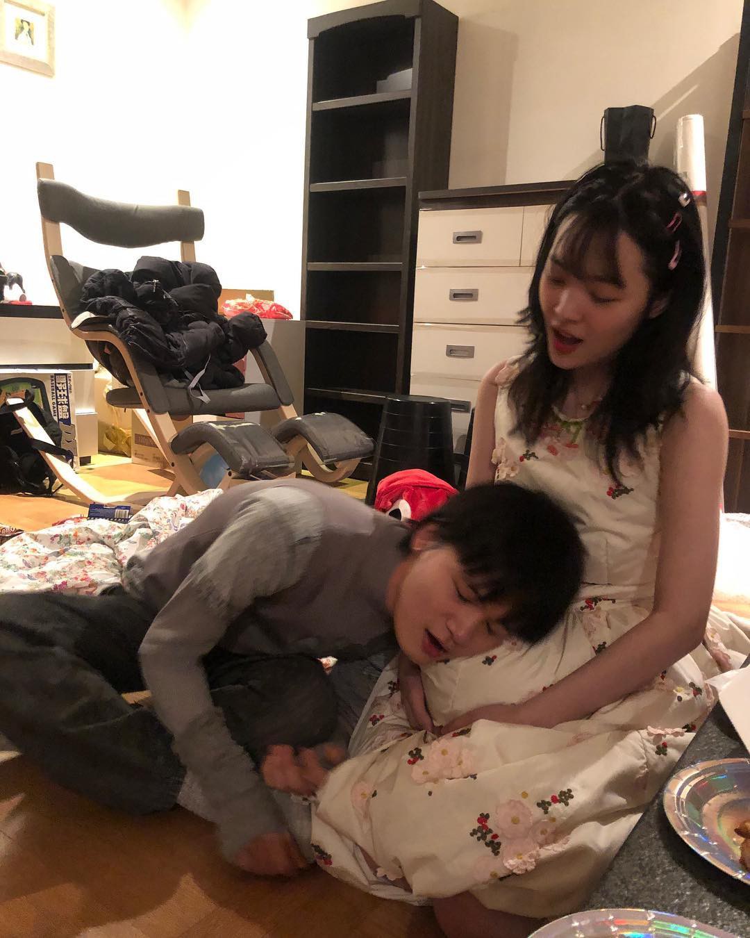 Mừng tiệc năm mới như Sulli: Mời bạn đến uống rượu, chụp hình vén váy, ôm ấp trong tư thế nhạy cảm - Ảnh 14. Mừng tiệc năm mới như Sulli: Mời bạn đến uống rượu, chụp hình vén váy, ôm ấp trong tư thế nhạy cảm - Ảnh 14.
