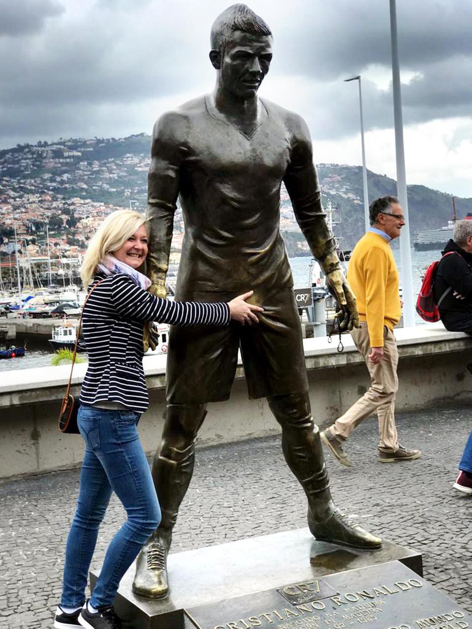 Cậu nhỏ trên tượng Ronaldo bị sờ, bóp đến nỗi nhẵn bóng cả ra - Ảnh 2. Cậu nhỏ trên tượng Ronaldo bị sờ, bóp đến nỗi nhẵn bóng cả ra - Ảnh 2.