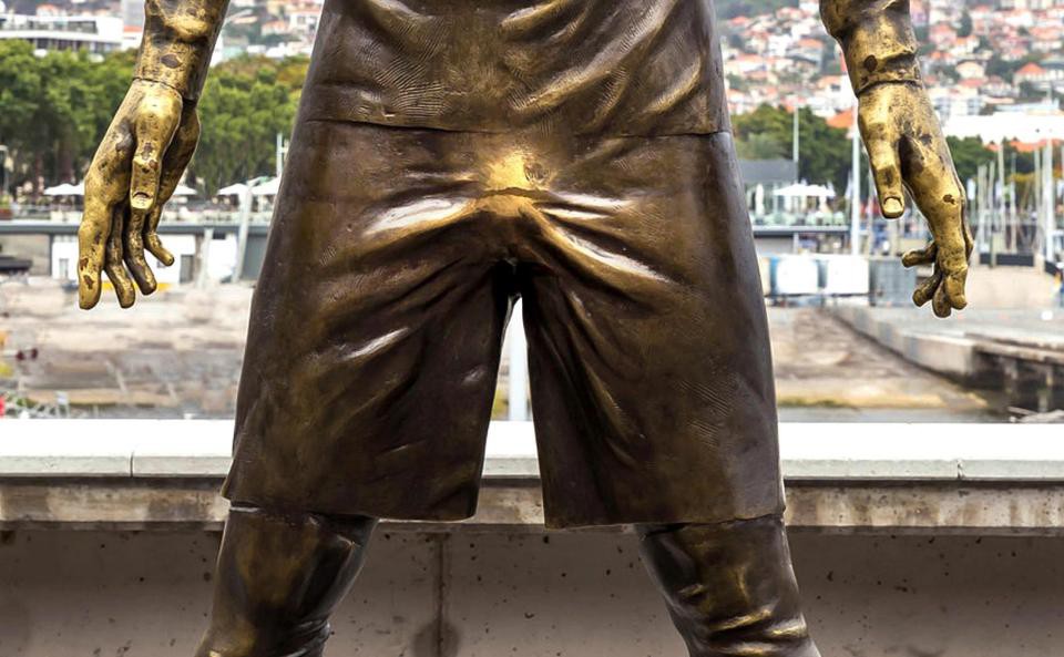 Cậu nhỏ trên tượng Ronaldo bị sờ, bóp đến nỗi nhẵn bóng cả ra - Ảnh 3. Cậu nhỏ trên tượng Ronaldo bị sờ, bóp đến nỗi nhẵn bóng cả ra - Ảnh 3.