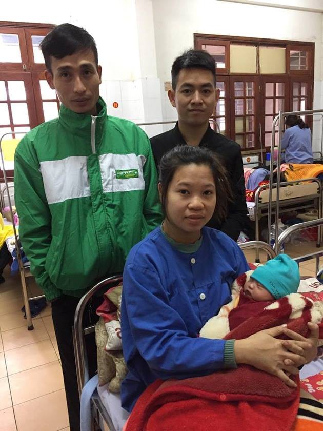 H&agrave; Nam: Một b&eacute; trai nặng 3,6kg đẻ rơi tr&ecirc;n taxi đ&uacute;ng l&uacute;c sang năm mới - Ảnh 2.