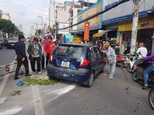 TP HCM: Cụ ông 66 tuổi lái thử ô tô, tông hàng loạt xe máy - Ảnh 1.