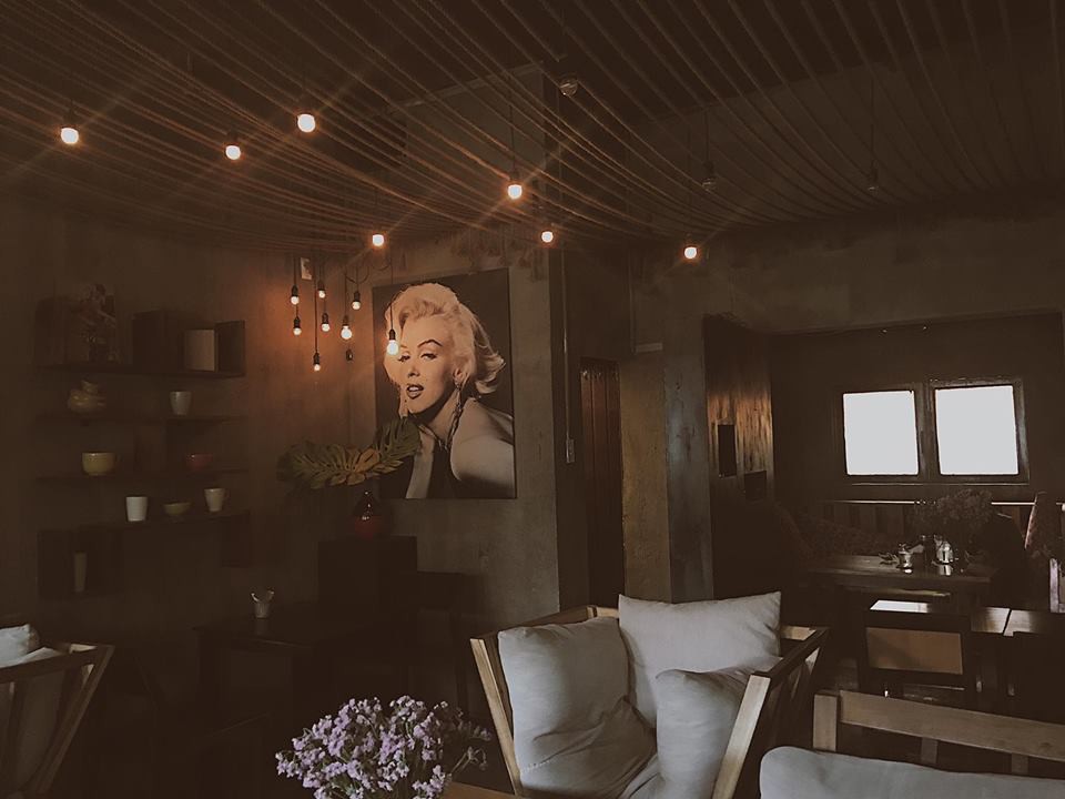 Sài Gòn có mấy quán hay ho nép mình trong những toà nhà cũ kĩ, phải leo bở hơi tai nhưng rất đáng - Ảnh 11. Sài Gòn có mấy quán hay ho nép mình trong những toà nhà cũ kĩ, phải leo bở hơi tai nhưng rất đáng - Ảnh 11.