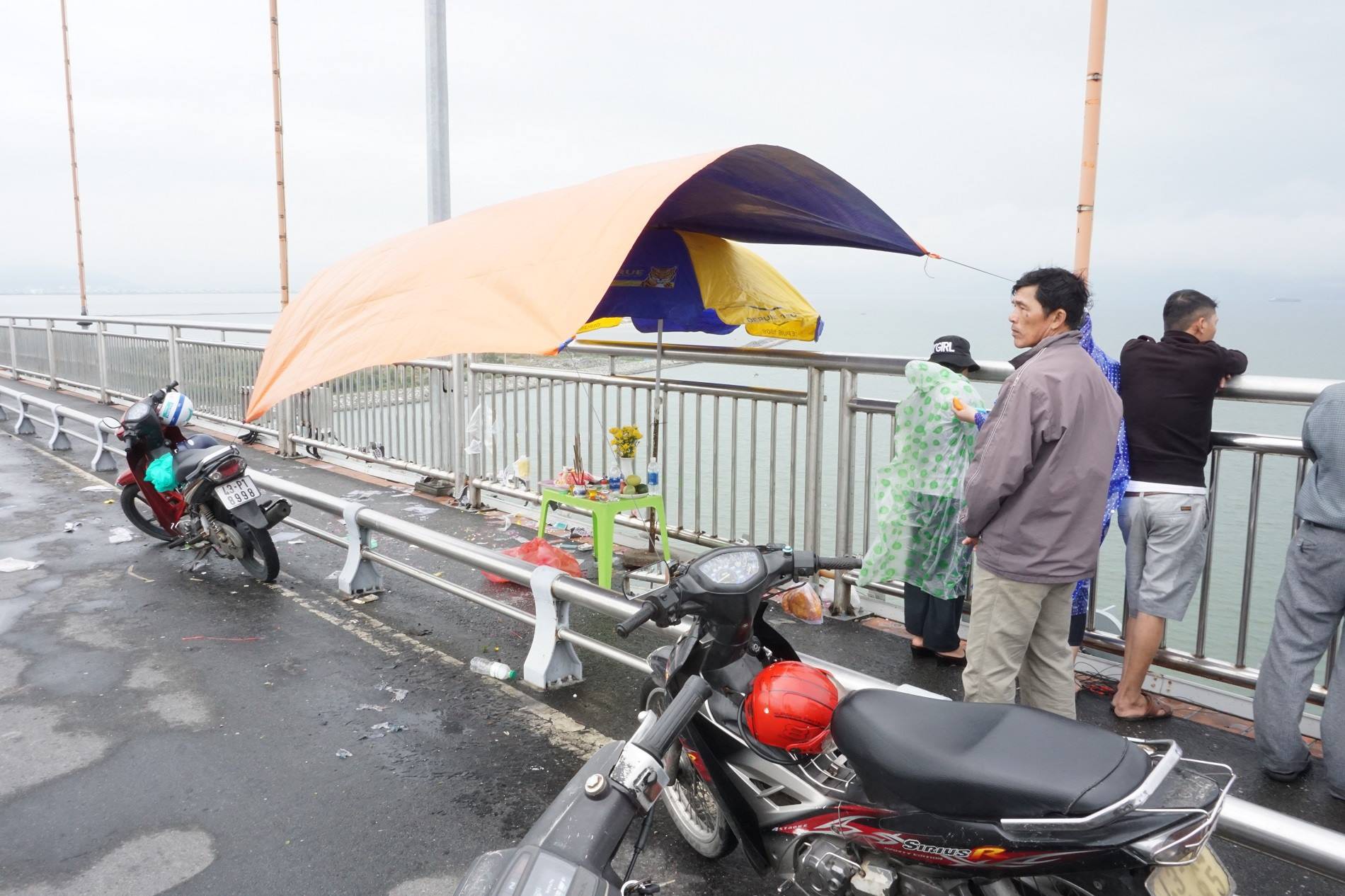Vụ mẹ già đội mưa chờ tìm con trai trên cầu Đà Nẵng: Thi thể nam thanh niên được phát hiện ở biển An Bàng - Ảnh 2. Vụ mẹ già đội mưa chờ tìm con trai trên cầu Đà Nẵng: Thi thể nam thanh niên được phát hiện ở biển An Bàng - Ảnh 2.