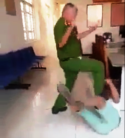 Trung tá công an đạp người làm chứng tại trụ sở làm việc? - Ảnh 1. Trung tá công an đạp người làm chứng tại trụ sở làm việc? - Ảnh 1.