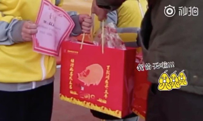 C&aacute;c trường học Trung Quốc thi nhau tặng thịt lợn, ch&acirc;n gi&ograve; cho học sinh xuất sắc để ăn Tết Kỷ Hợi - Ảnh 1.