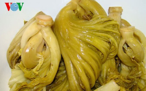 Tiêu hủy khẩn cấp hơn 2 tấn dưa cải chứa chất vàng ô - Ảnh 1.