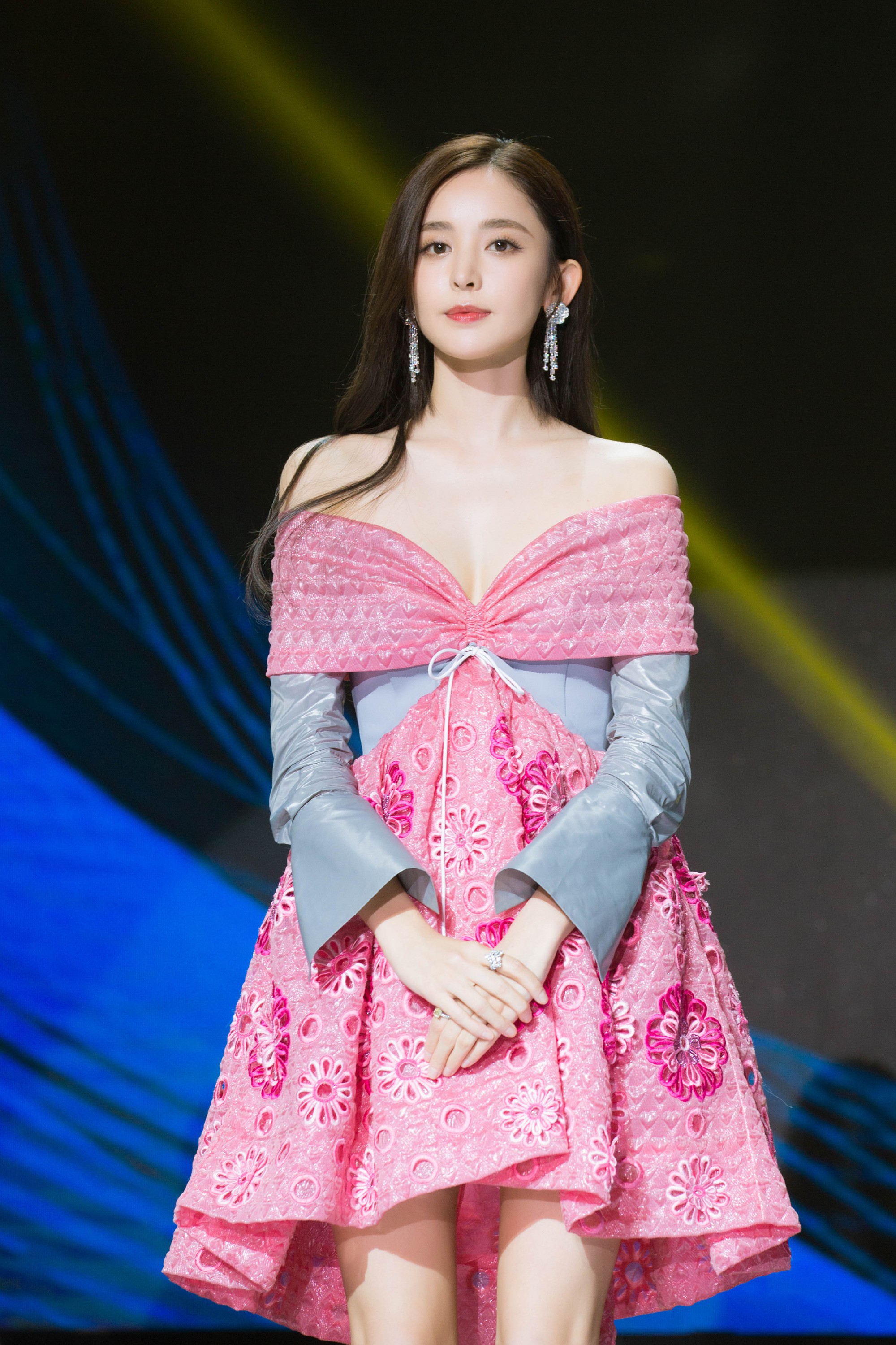 Cứ nói mãi về Địch Lệ Nhiệt Ba mà quên mất Tân Cương còn một mỹ nhân có thể “cân” đủ loại trang phục “sến” - Ảnh 4. Cứ nói mãi về Địch Lệ Nhiệt Ba mà quên mất Tân Cương còn một mỹ nhân có thể “cân” đủ loại trang phục “sến” - Ảnh 4.
