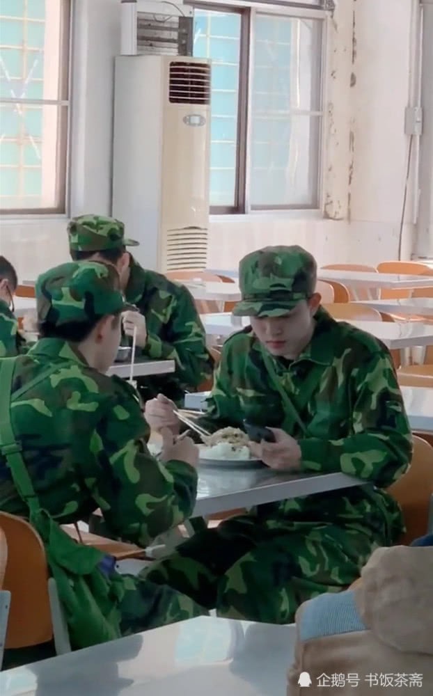 Video quay lén nam sinh đẹp trai trong canteen gây sốt trên mạng vì điều bất ngờ nhất nằm ở cuối video - Ảnh 2.