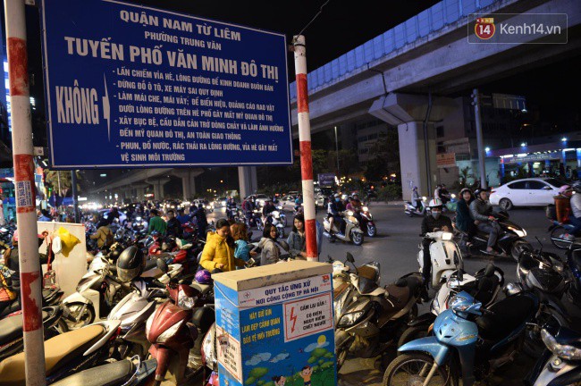 Hà Nội: Dòng người chen lấn mua sắm trên phố Nguyễn Trãi tối 26 Tết, lòng đường bỗng biến thành bãi để xe gây ùn tắc - Ảnh 9.