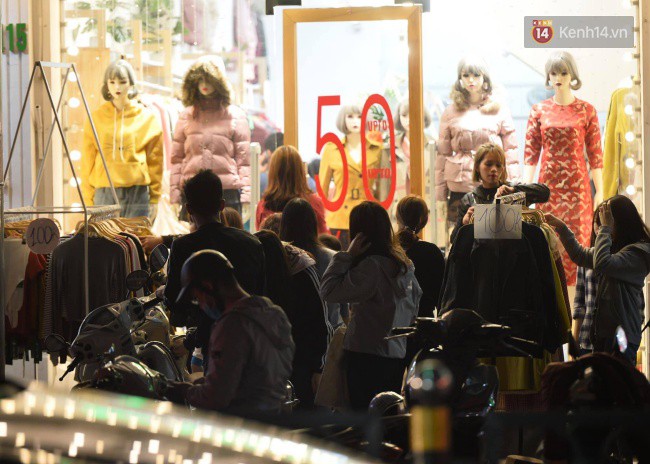 Hà Nội: Dòng người chen lấn mua sắm trên phố Nguyễn Trãi tối 26 Tết, lòng đường bỗng biến thành bãi để xe gây ùn tắc - Ảnh 3.