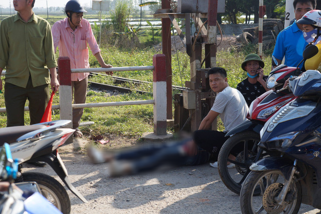 Xe máy tống 3 lao thẳng vào lan can bên đường, 1 người chết 2 thanh niên nguy kịch - Ảnh 1.