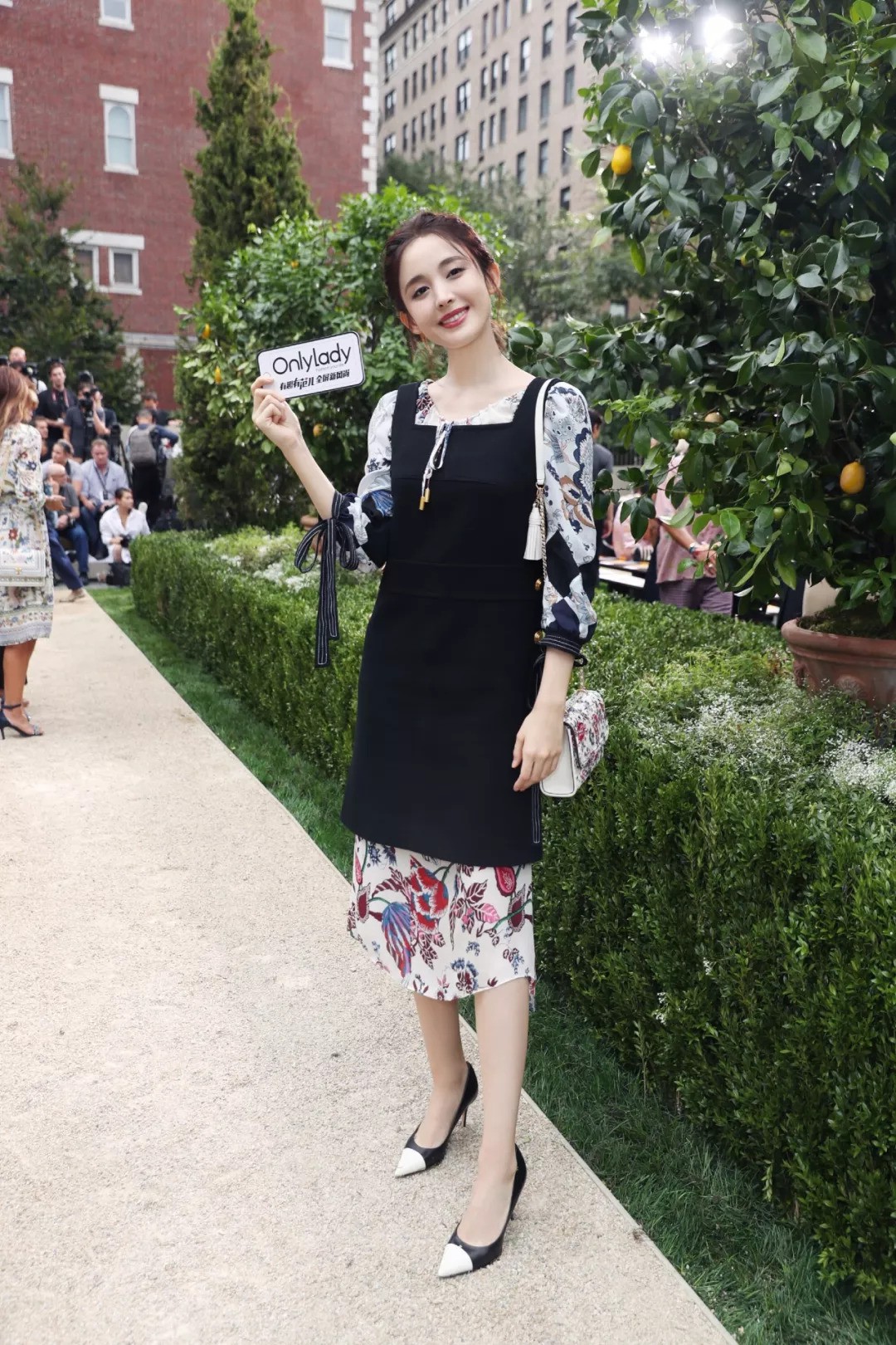 Cứ nói mãi về Địch Lệ Nhiệt Ba mà quên mất Tân Cương còn một mỹ nhân có thể “cân” đủ loại trang phục “sến” - Ảnh 6. Cứ nói mãi về Địch Lệ Nhiệt Ba mà quên mất Tân Cương còn một mỹ nhân có thể “cân” đủ loại trang phục “sến” - Ảnh 6.