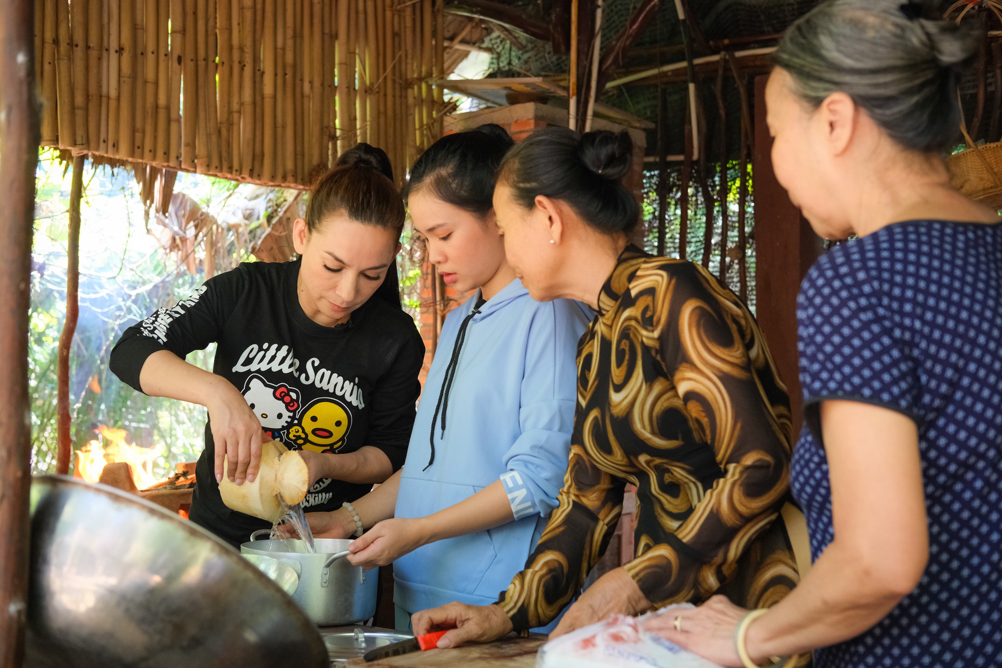 Phi Nhung cùng con nuôi Hồ Văn Cường hào hứng chơi lô tô ngày Tết - Ảnh 6. Phi Nhung cùng con nuôi Hồ Văn Cường hào hứng chơi lô tô ngày Tết - Ảnh 6.