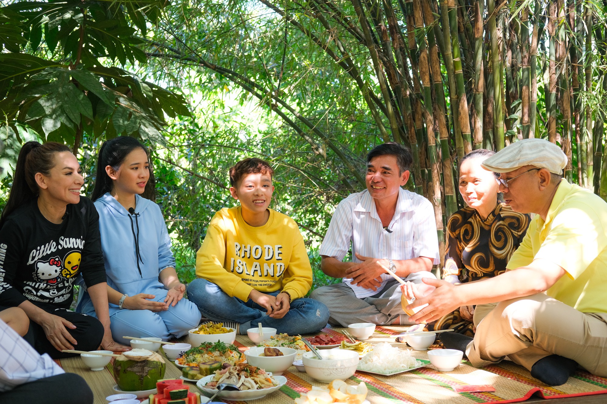 Phi Nhung cùng con nuôi Hồ Văn Cường hào hứng chơi lô tô ngày Tết - Ảnh 8. Phi Nhung cùng con nuôi Hồ Văn Cường hào hứng chơi lô tô ngày Tết - Ảnh 8.