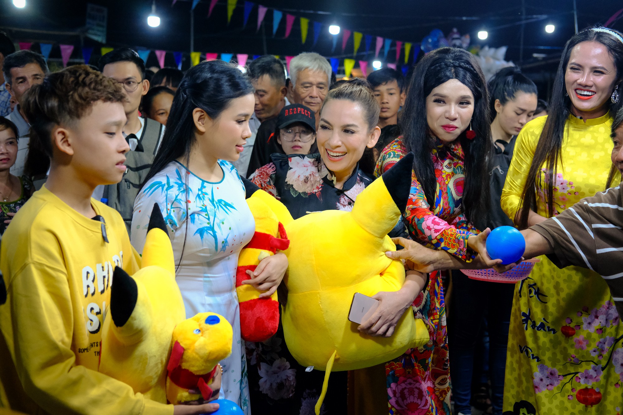 Phi Nhung cùng con nuôi Hồ Văn Cường hào hứng chơi lô tô ngày Tết - Ảnh 11. Phi Nhung cùng con nuôi Hồ Văn Cường hào hứng chơi lô tô ngày Tết - Ảnh 11.