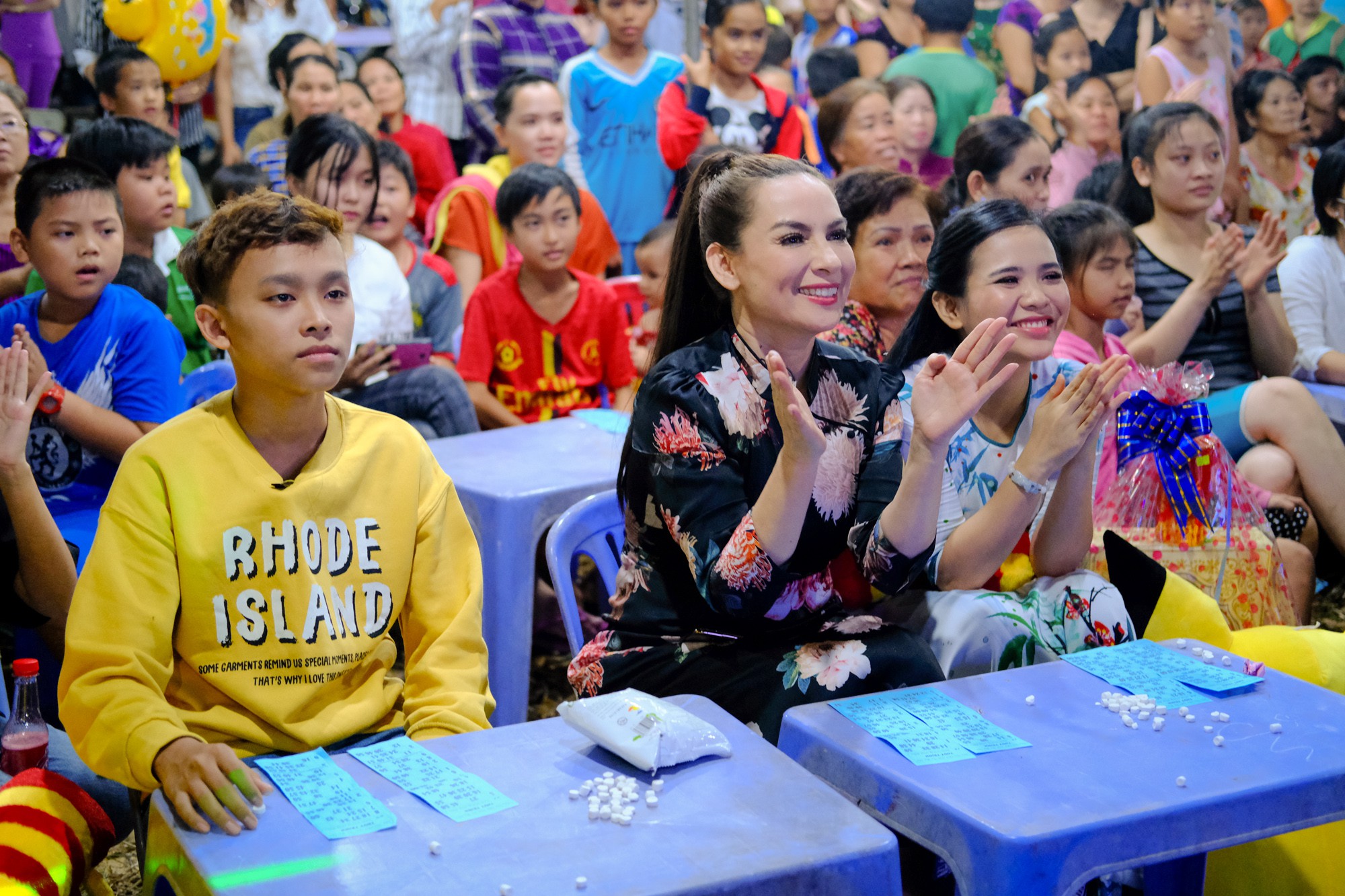 Phi Nhung cùng con nuôi Hồ Văn Cường hào hứng chơi lô tô ngày Tết - Ảnh 12. Phi Nhung cùng con nuôi Hồ Văn Cường hào hứng chơi lô tô ngày Tết - Ảnh 12.