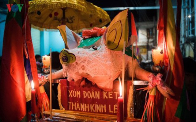 Năm Kỷ Hợi, về thăm ng&ocirc;i l&agrave;ng rước &ldquo;&ocirc;ng Lợn&rdquo; bằng kiệu - Ảnh 1.