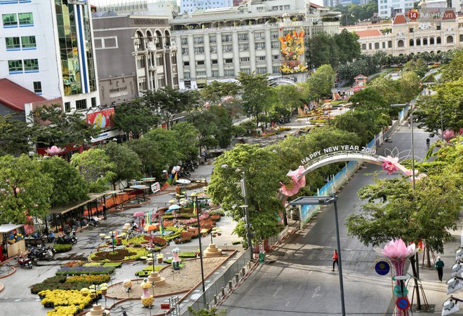 Cận cảnh đường hoa Nguyễn Huệ ở Sài Gòn trước giờ khai mạc đón Tết Kỷ Hợi 2019 - Ảnh 1.