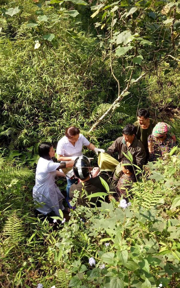 Chuyện hy hữu ngày 26 Tết ở Hà Giang: Bác sỹ đỡ đẻ cho thai phụ dưới khe núi sâu 10m - Ảnh 2.