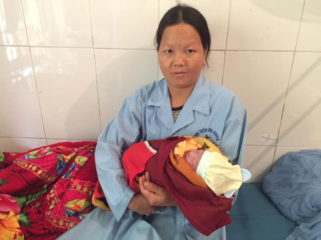 Chuyện hy hữu ngày 26 Tết ở Hà Giang: Bác sỹ đỡ đẻ cho thai phụ dưới khe núi sâu 10m - Ảnh 3.